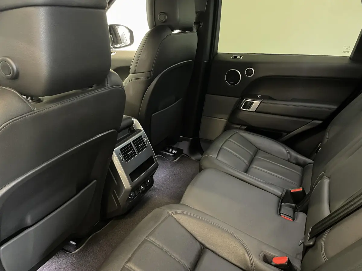 P400e SE Black Pack Navigatie Apple Carplay/Android Auto Camera Parkeersensoren Meridian Sound System LED koplampen Cruise Control 21"lichtmetalen velgen Climate Control  Getinte ramen