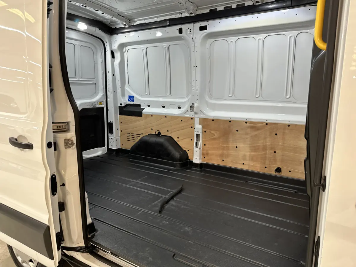 2.0 TDCI L2H2 3Pers. / Pdc.V+A / Airco / Radio multimedia / Imperial + Ladder / Zeer nette bus! / Apk 07-2027