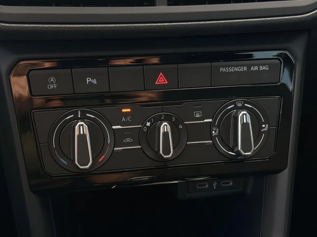 1.0 TSI DSG AUT. Life CARPLAY | ADAPT.CRUISE | NAV | PDC | DAB | LMV