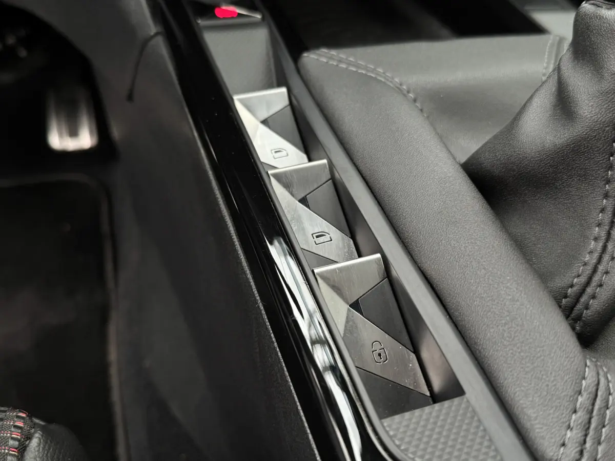PureTech 100 Performance Line+ | Adaptive Cruise Control | Trekhaak afneembaar | Dodehoekdetectie | Parkeersensoren voor + achter | Carplay/Android Auto | Keyless | Climate Control | Achteru
