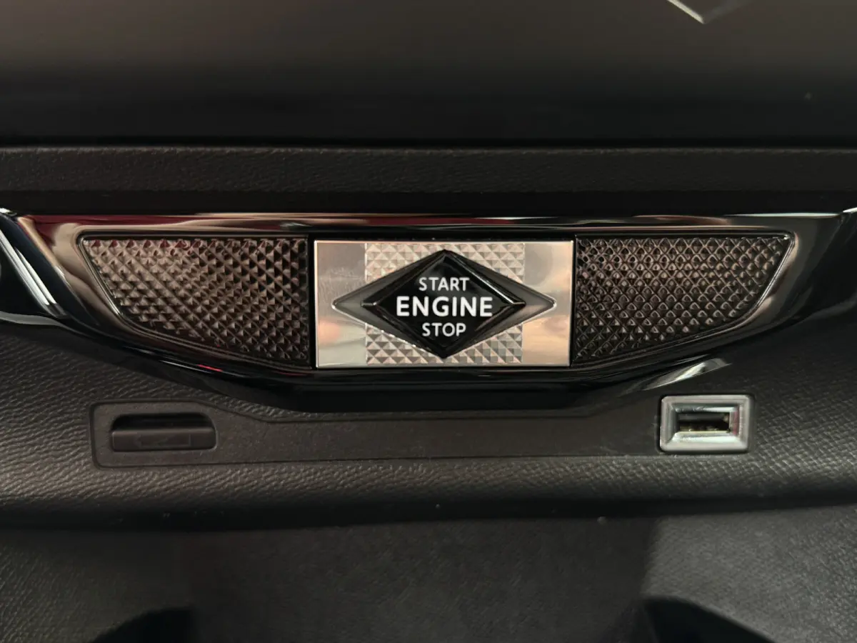PureTech 100 Performance Line+ | Adaptive Cruise Control | Trekhaak afneembaar | Dodehoekdetectie | Parkeersensoren voor + achter | Carplay/Android Auto | Keyless | Climate Control | Achteru