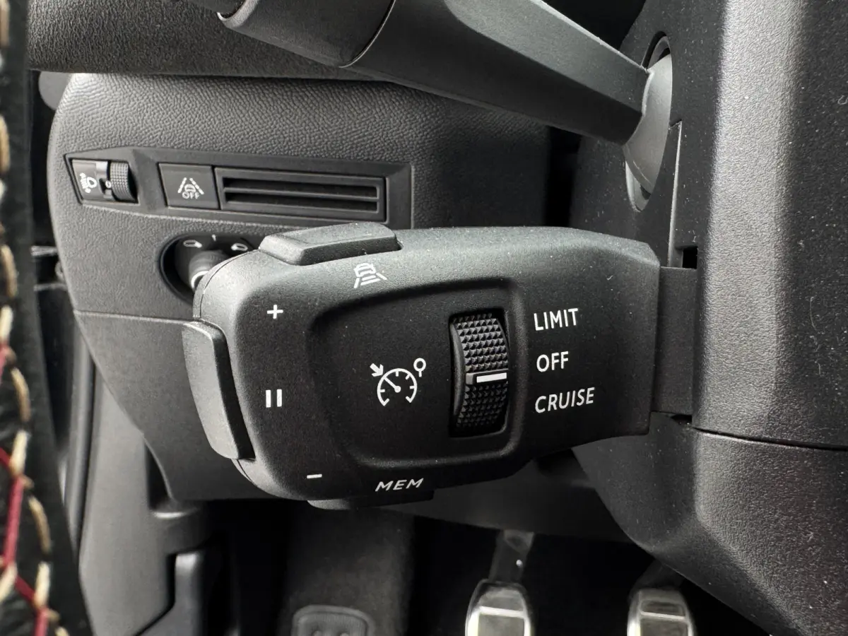 PureTech 100 Performance Line+ | Adaptive Cruise Control | Trekhaak afneembaar | Dodehoekdetectie | Parkeersensoren voor + achter | Carplay/Android Auto | Keyless | Climate Control | Achteru