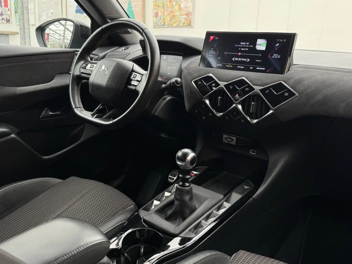 PureTech 100 Performance Line+ | Adaptive Cruise Control | Trekhaak afneembaar | Dodehoekdetectie | Parkeersensoren voor + achter | Carplay/Android Auto | Keyless | Climate Control | Achteru