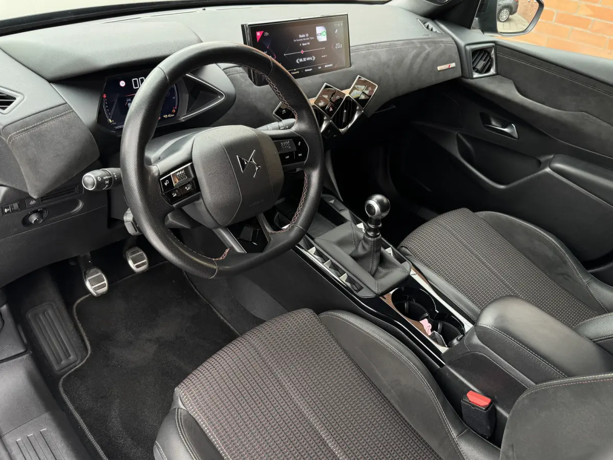 PureTech 100 Performance Line+ | Adaptive Cruise Control | Trekhaak afneembaar | Dodehoekdetectie | Parkeersensoren voor + achter | Carplay/Android Auto | Keyless | Climate Control | Achteru