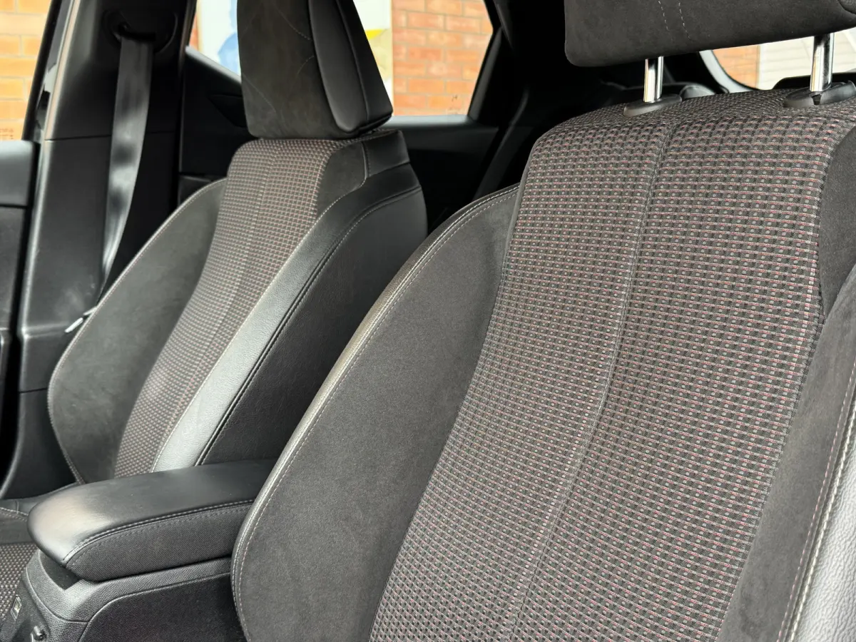 PureTech 100 Performance Line+ | Adaptive Cruise Control | Trekhaak afneembaar | Dodehoekdetectie | Parkeersensoren voor + achter | Carplay/Android Auto | Keyless | Climate Control | Achteru