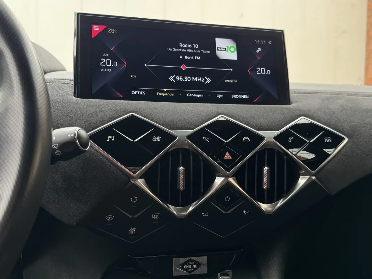 PureTech 100 Performance Line+ | Adaptive Cruise Control | Trekhaak afneembaar | Dodehoekdetectie | Parkeersensoren voor + achter | Carplay/Android Auto | Keyless | Climate Control | Achteru