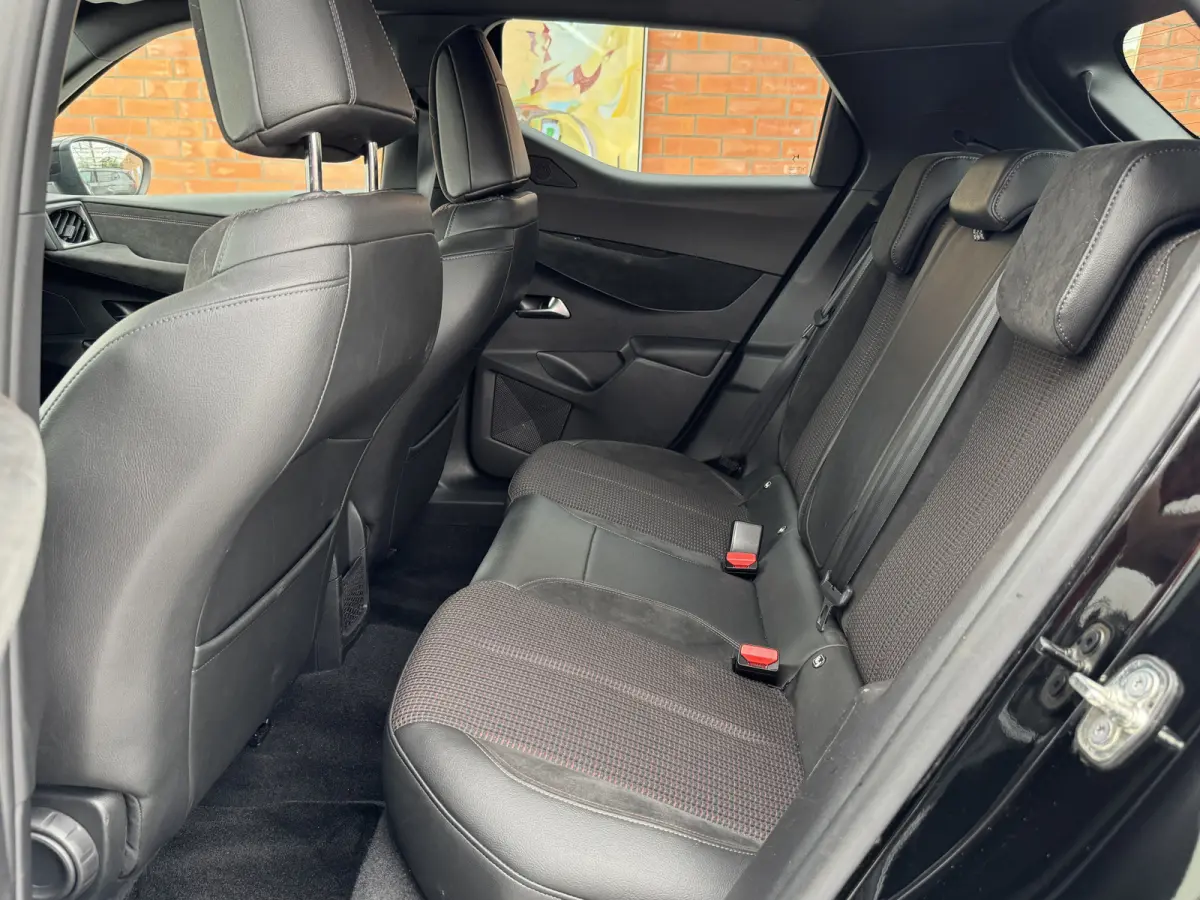 PureTech 100 Performance Line+ | Adaptive Cruise Control | Trekhaak afneembaar | Dodehoekdetectie | Parkeersensoren voor + achter | Carplay/Android Auto | Keyless | Climate Control | Achteru