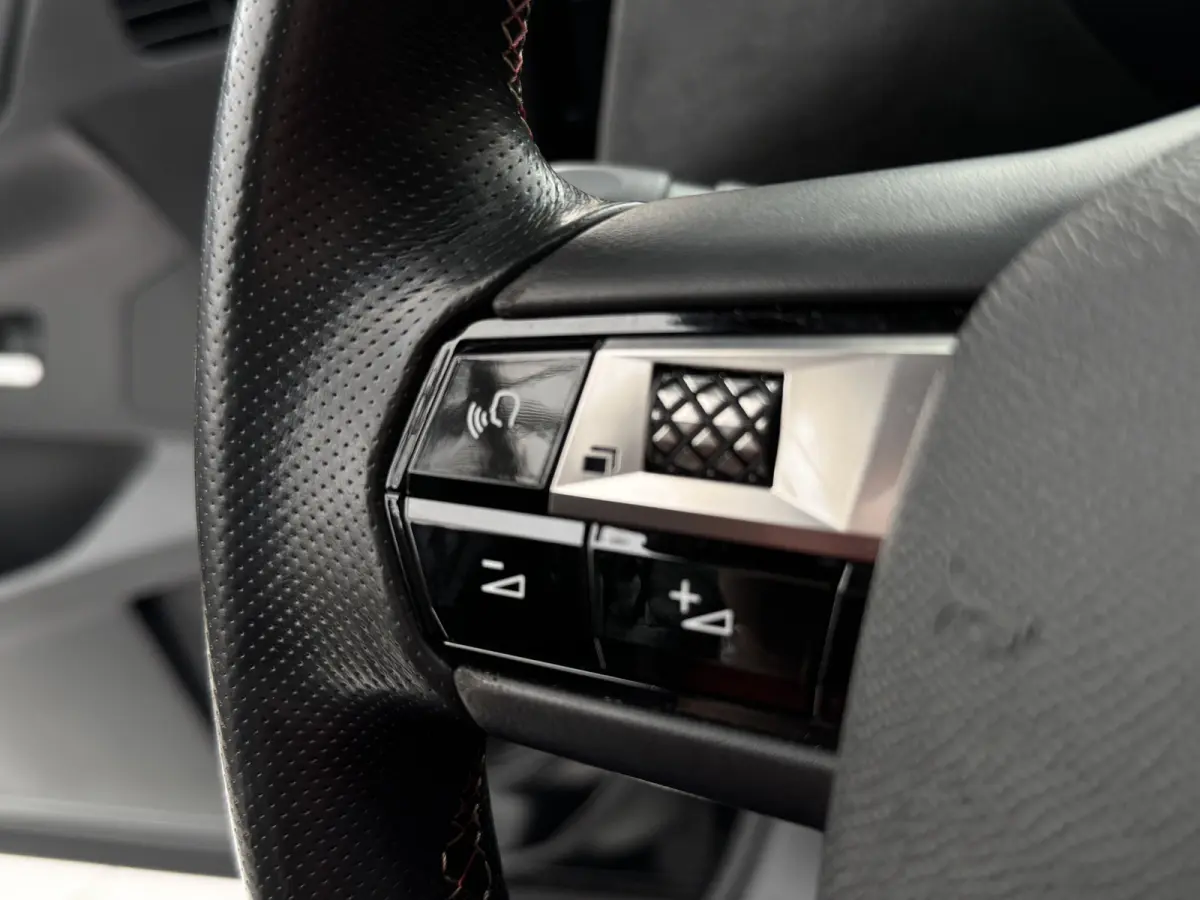PureTech 100 Performance Line+ | Adaptive Cruise Control | Trekhaak afneembaar | Dodehoekdetectie | Parkeersensoren voor + achter | Carplay/Android Auto | Keyless | Climate Control | Achteru