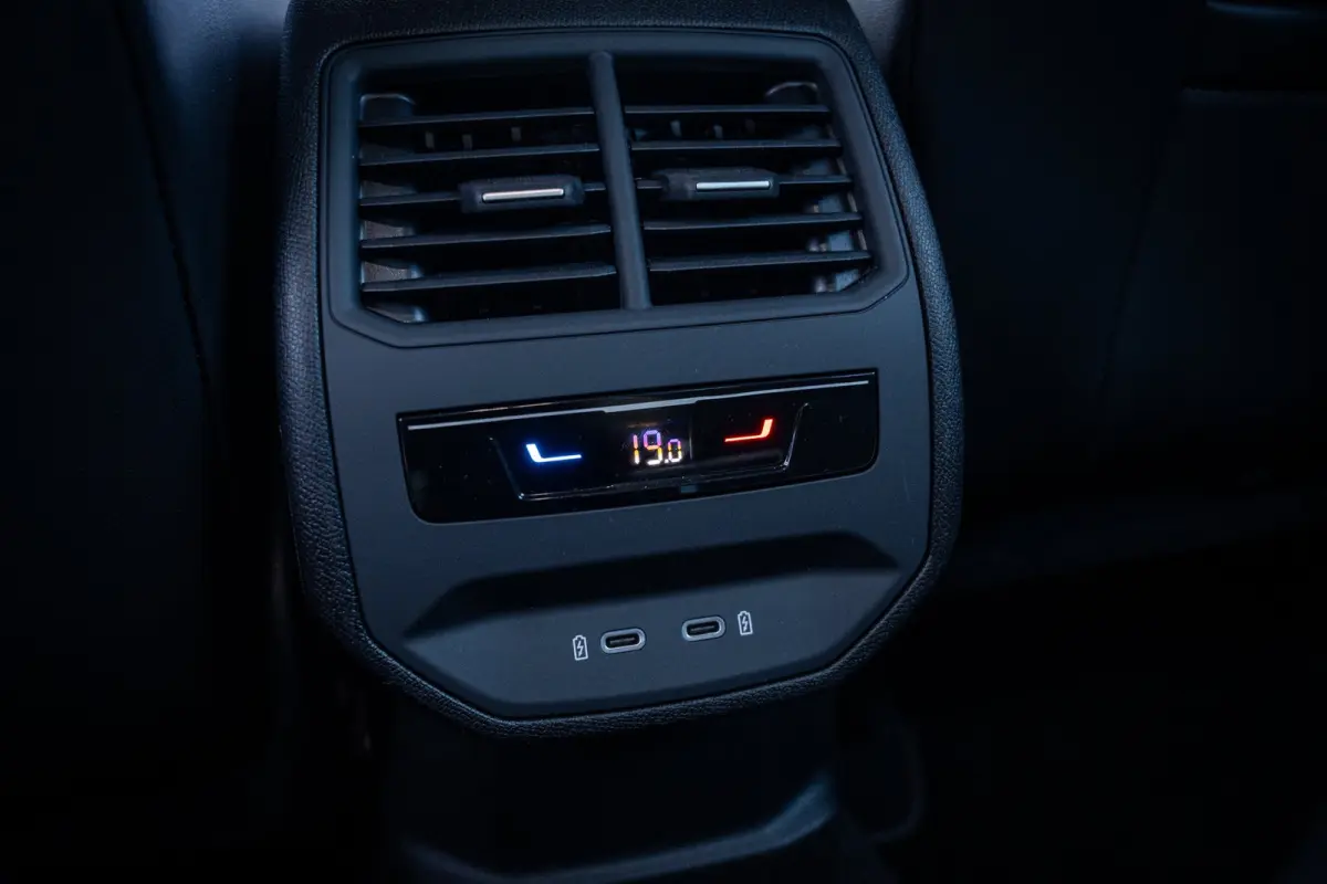 1.4 TSI eHybrid SOH 94% FR Business Intense | Achteruitrijcamera | Parkeersensor voor | Trekhaak Zwenkbaar