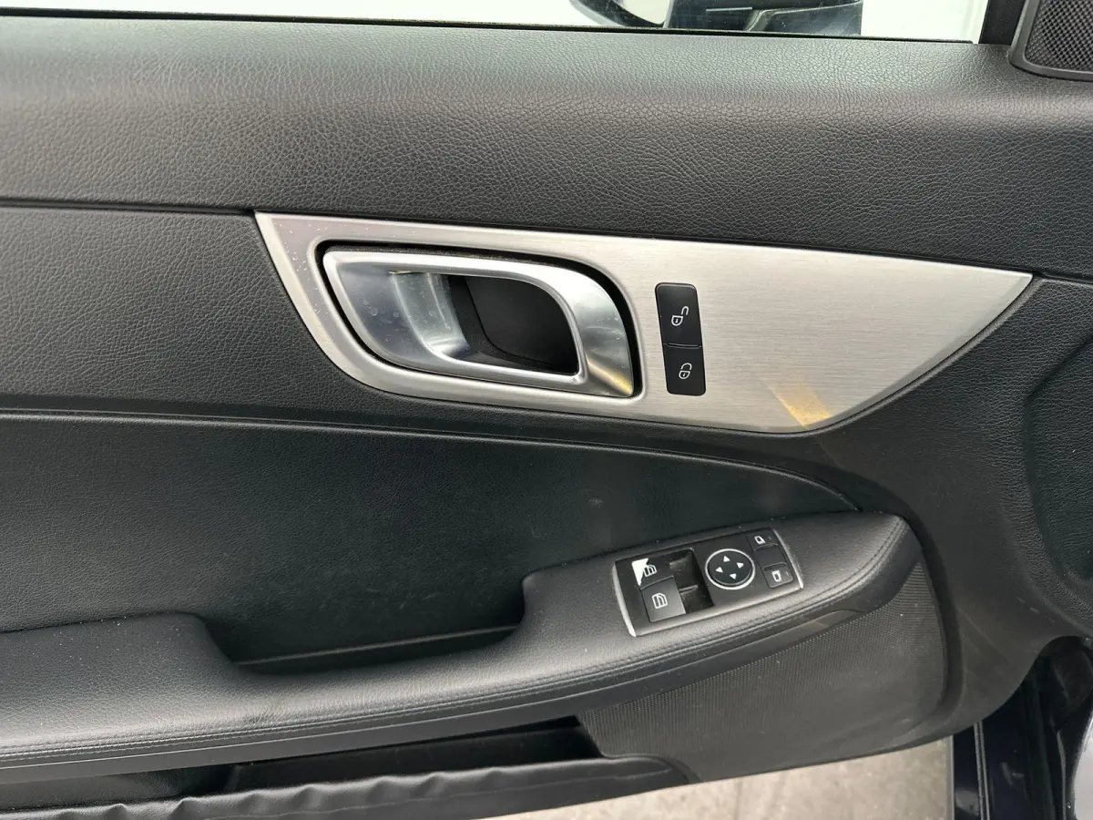 200 | Stoelverwarming | Hard-top | Air-Scarf | Leder | Parkeersensoren | Lichtmetalen Velgen |