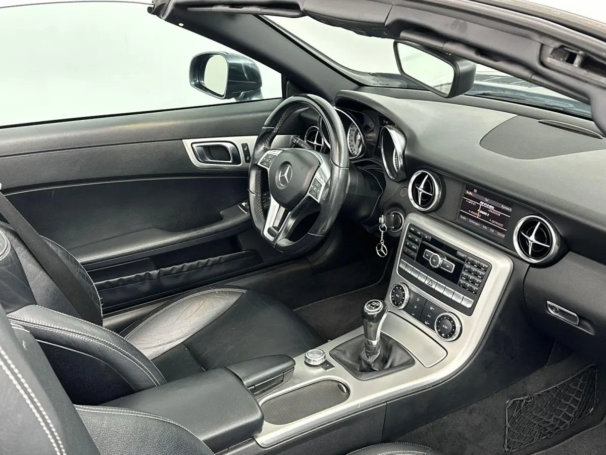 200 | Stoelverwarming | Hard-top | Air-Scarf | Leder | Parkeersensoren | Lichtmetalen Velgen |