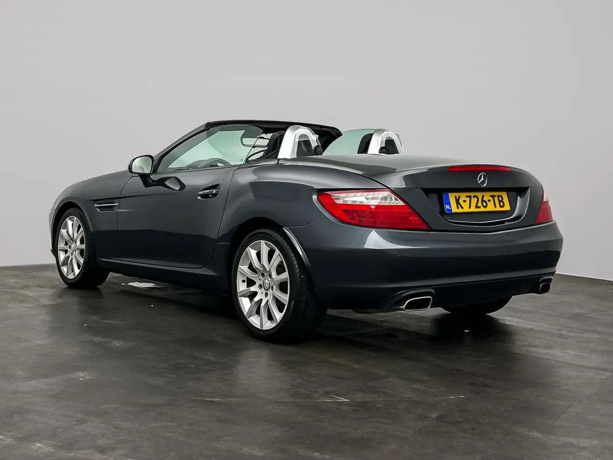 200 | Stoelverwarming | Hard-top | Air-Scarf | Leder | Parkeersensoren | Lichtmetalen Velgen |