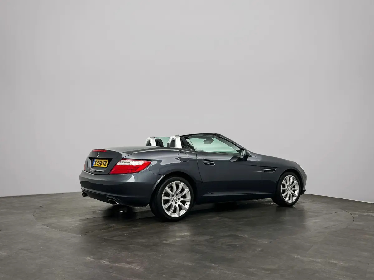 200 | Stoelverwarming | Hard-top | Air-Scarf | Leder | Parkeersensoren | Lichtmetalen Velgen |