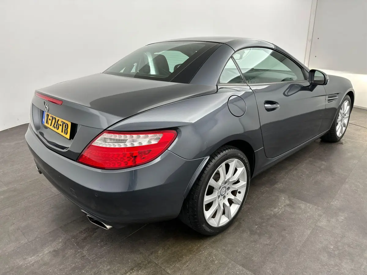 200 | Stoelverwarming | Hard-top | Air-Scarf | Leder | Parkeersensoren | Lichtmetalen Velgen |