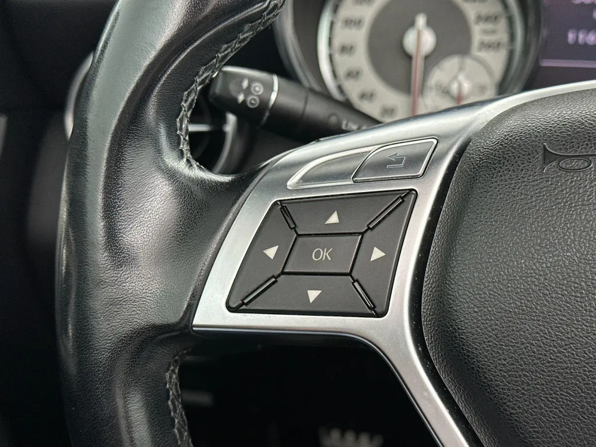 200 | Stoelverwarming | Hard-top | Air-Scarf | Leder | Parkeersensoren | Lichtmetalen Velgen |