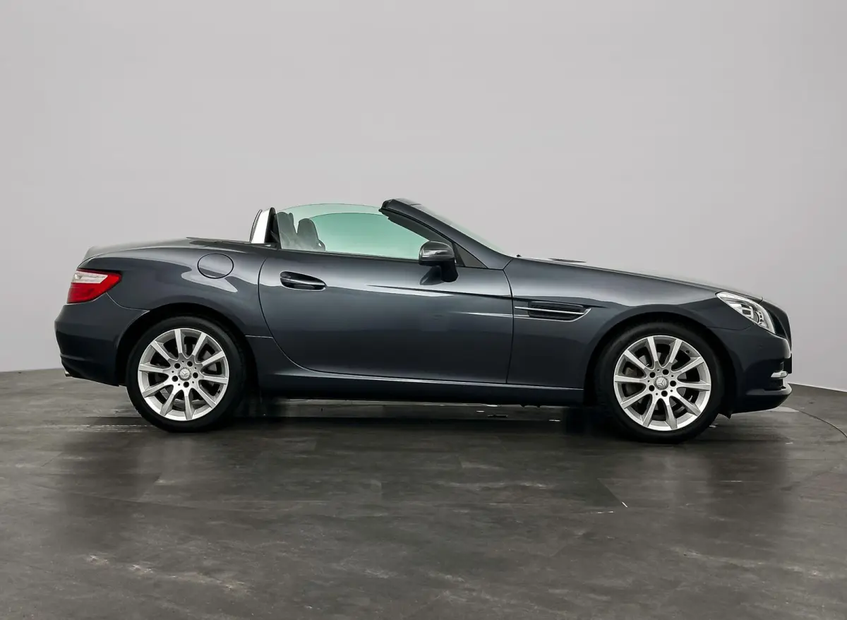 200 | Stoelverwarming | Hard-top | Air-Scarf | Leder | Parkeersensoren | Lichtmetalen Velgen |