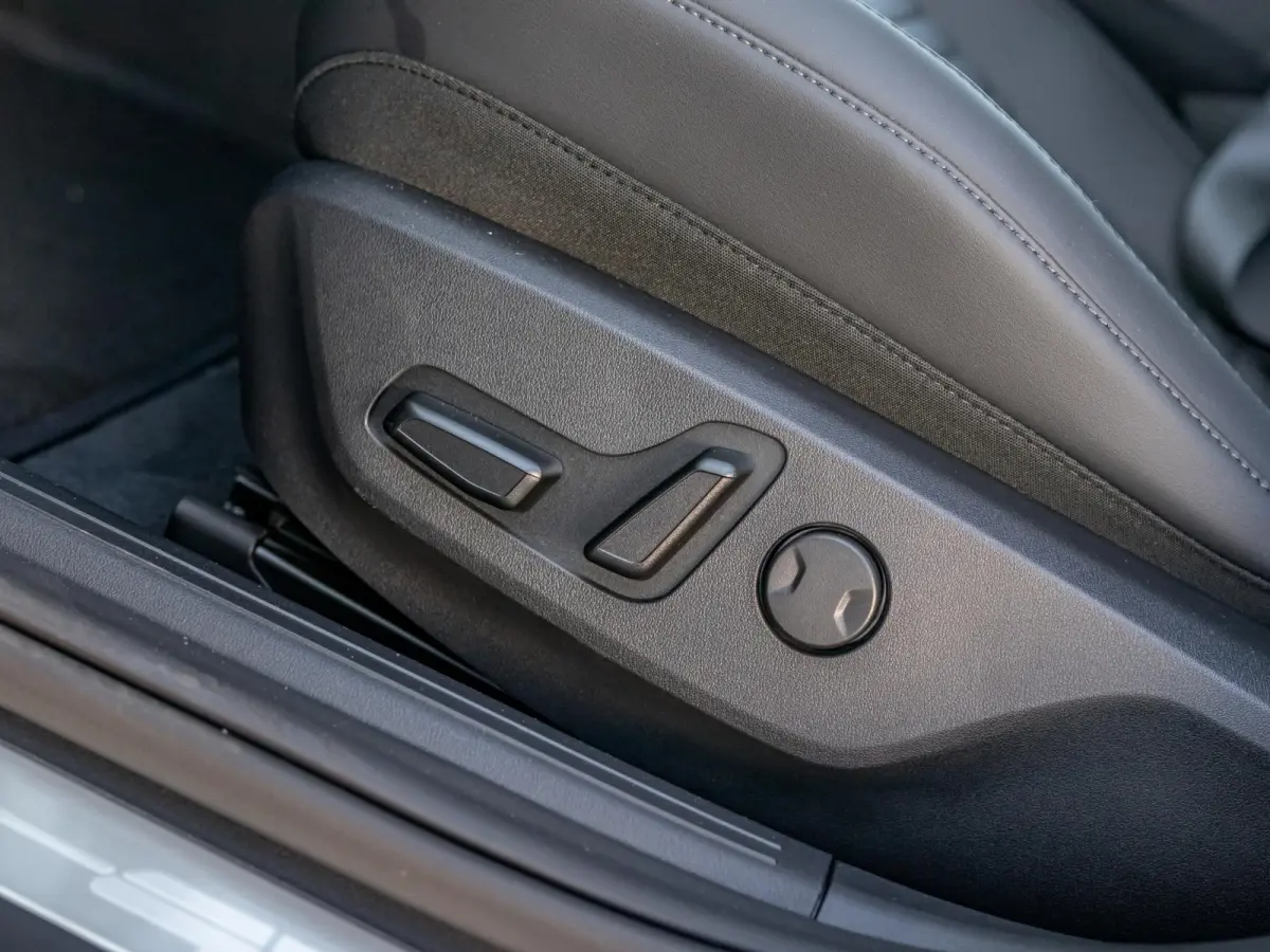 GT-Line Business Edition 81.4 kWh | Navi. | Clima. | Stuur&Stoel Verwarming | Adapt. Cruise. | Achteruitrijcamera | GT-Line Vegan Lederen Stoelbekleding