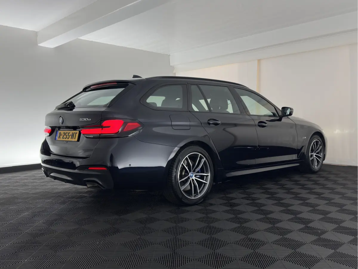 530e M-Sport-Styling Business Edition Plus (Plug-in) {SoH-85%} (INCL-BTW) *LEATHER | LASER-LED | ADAPTIVE-CRUISE | BLINDSPOT | MEMORY-PACK | DIGI-COCKPIT | HIFI-SOUND | CAMERA | NAVI-FULLMAP