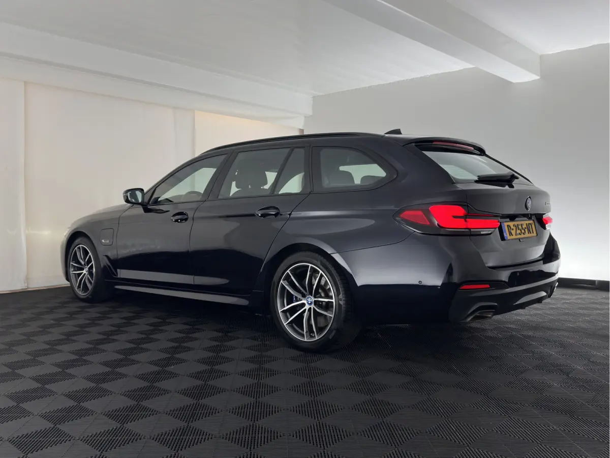 530e M-Sport-Styling Business Edition Plus (Plug-in) {SoH-85%} (INCL-BTW) *LEATHER | LASER-LED | ADAPTIVE-CRUISE | BLINDSPOT | MEMORY-PACK | DIGI-COCKPIT | HIFI-SOUND | CAMERA | NAVI-FULLMAP