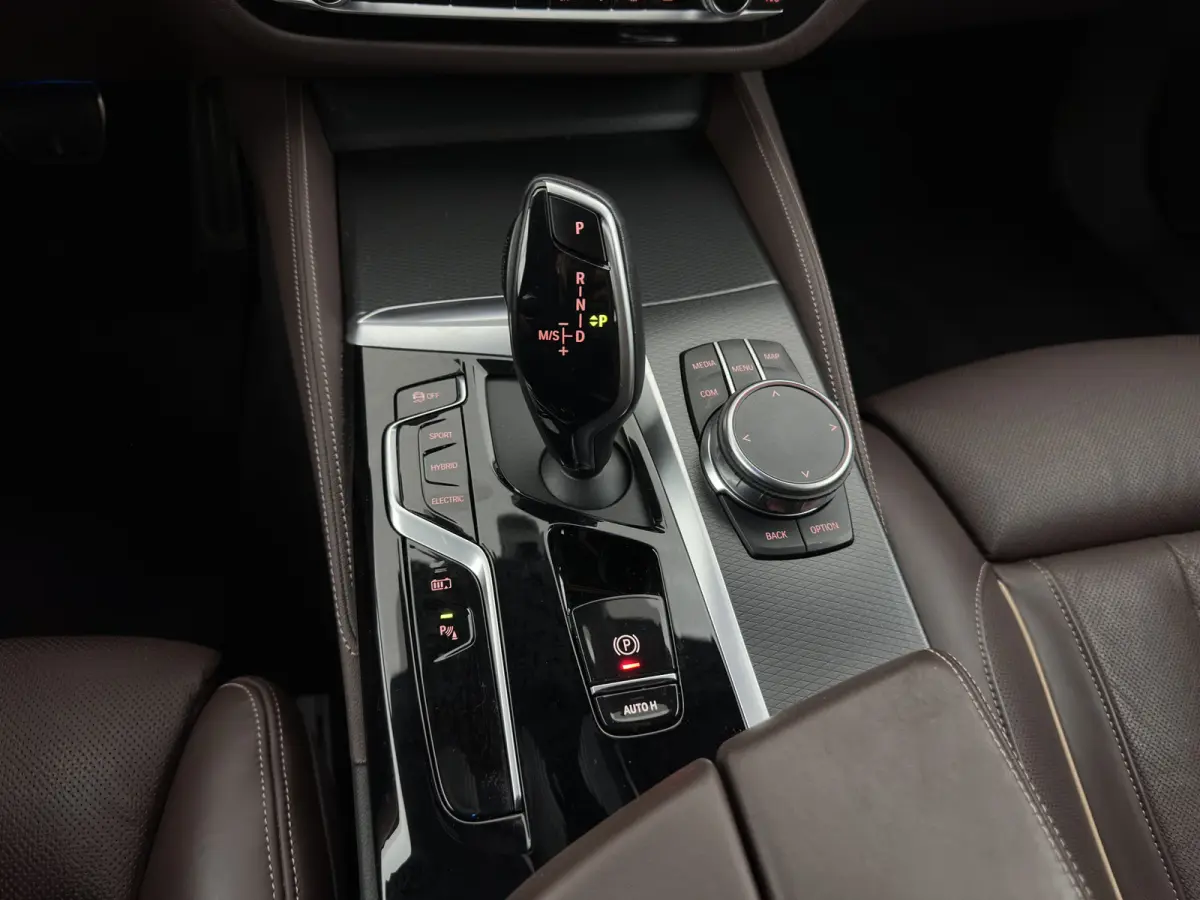 530e M-Sport-Styling Business Edition Plus (Plug-in) {SoH-85%} (INCL-BTW) *LEATHER | LASER-LED | ADAPTIVE-CRUISE | BLINDSPOT | MEMORY-PACK | DIGI-COCKPIT | HIFI-SOUND | CAMERA | NAVI-FULLMAP