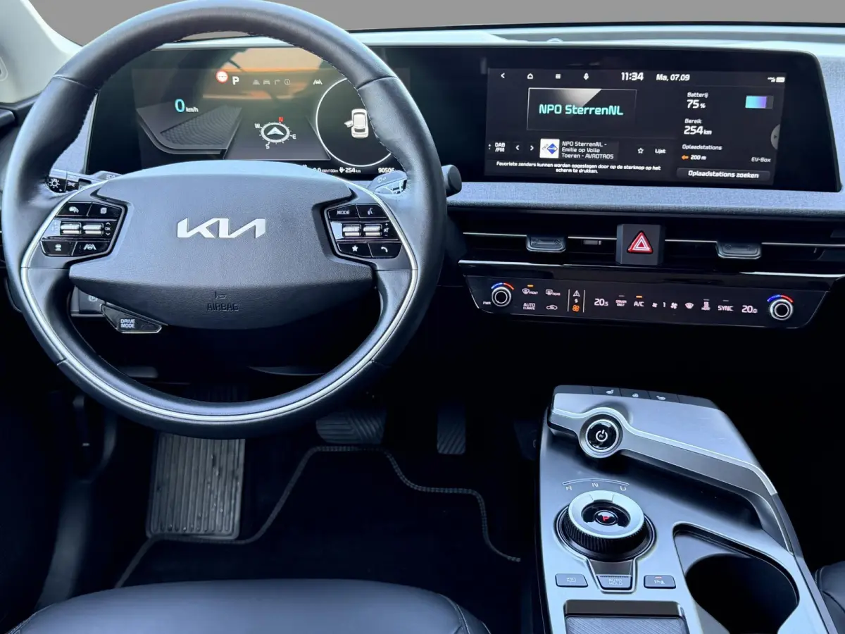Air 58 kWh SOH 94,4% | 3 Fase | Adaptive Cruise | Fabrieksgarantie | Dodehoek | Camera | Apple & Android | Stoel & Stuurverwarming | 1e Eigenaar | Dealeronderhouden |