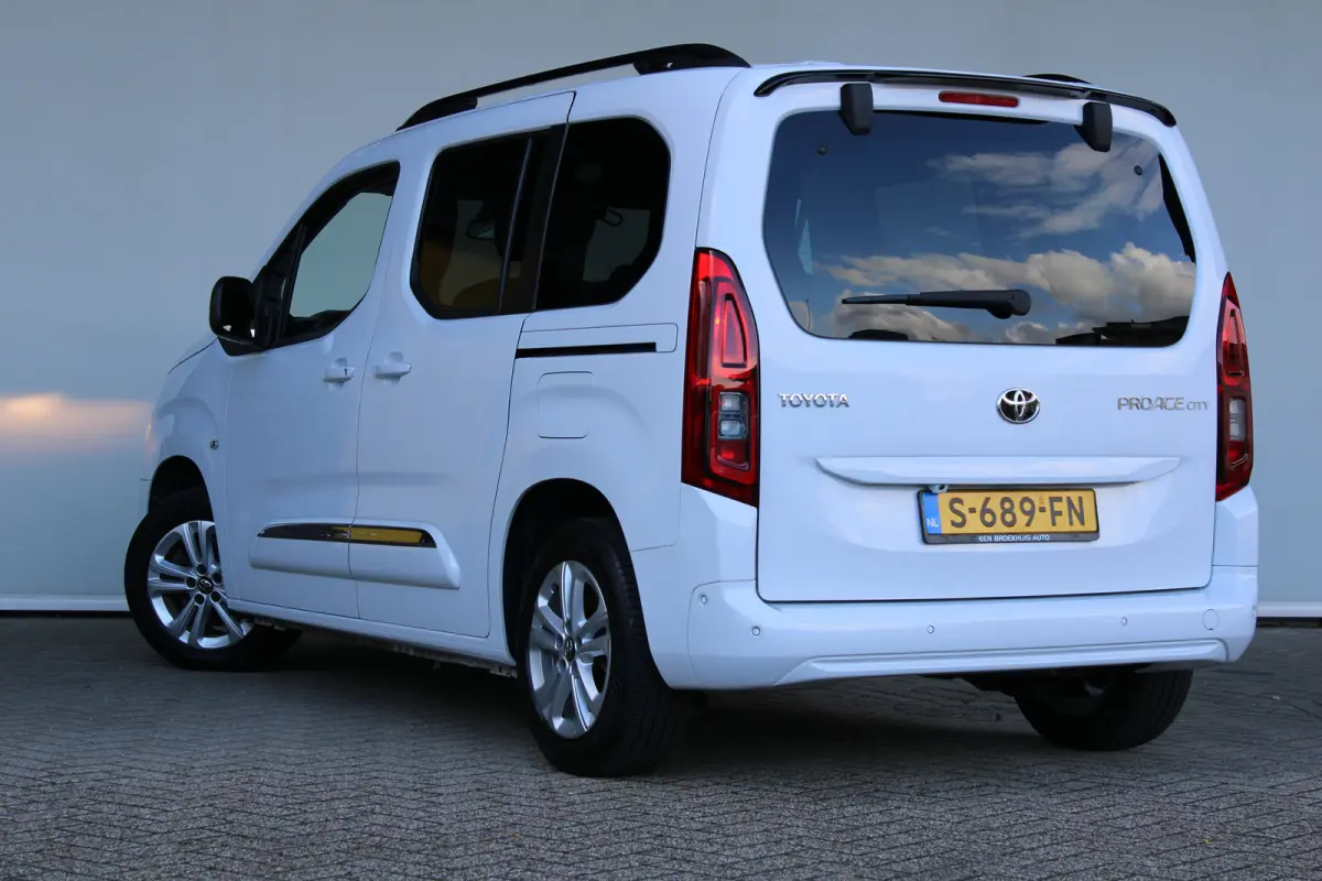 1.2 Turbo Active | 5-persoons | Dubbele schuifdeur | Navigatie | Camera | Climate control |