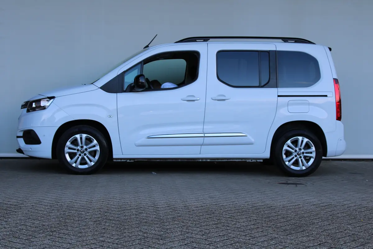 1.2 Turbo Active | 5-persoons | Dubbele schuifdeur | Navigatie | Camera | Climate control |