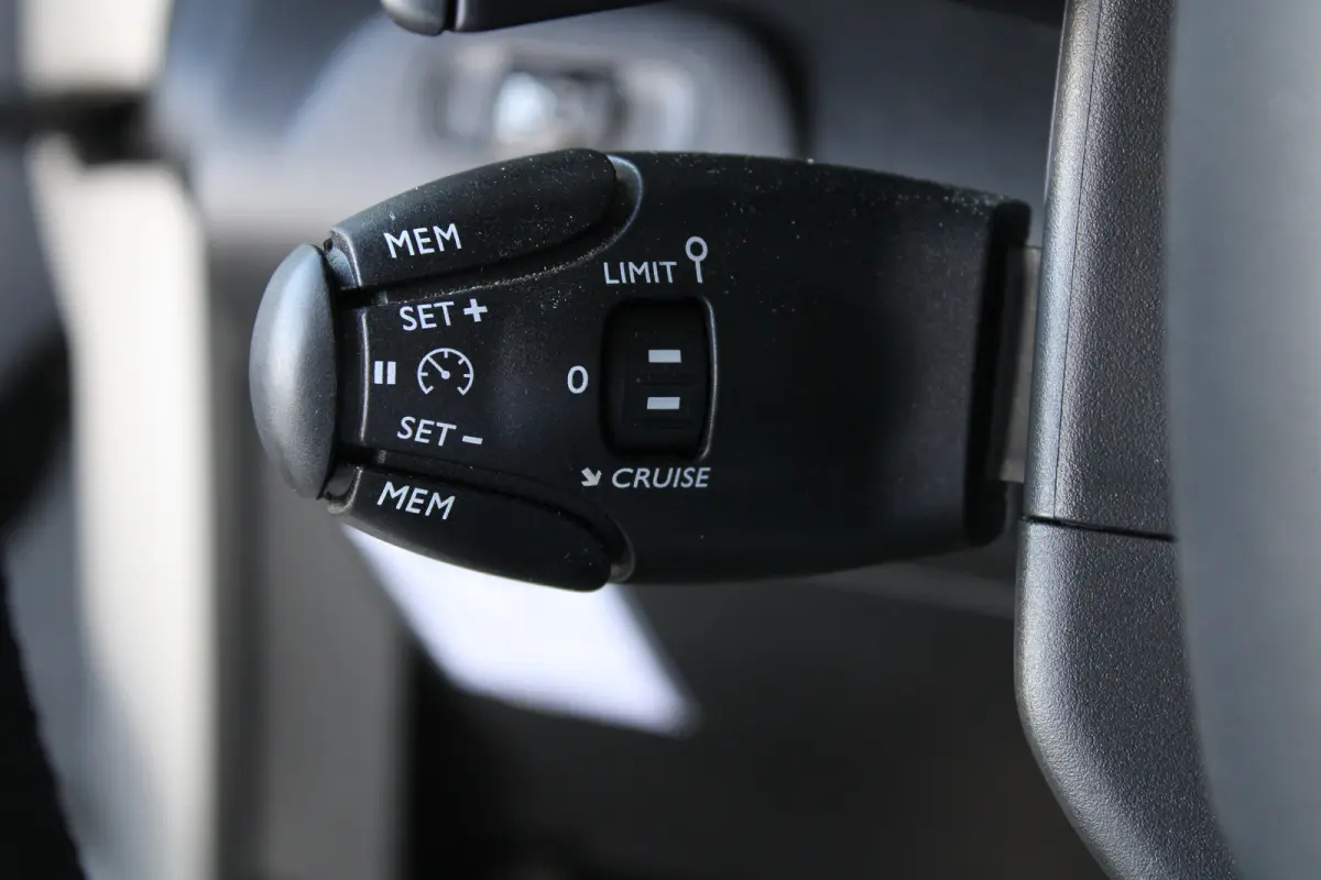 1.2 Turbo Active | 5-persoons | Dubbele schuifdeur | Navigatie | Camera | Climate control |