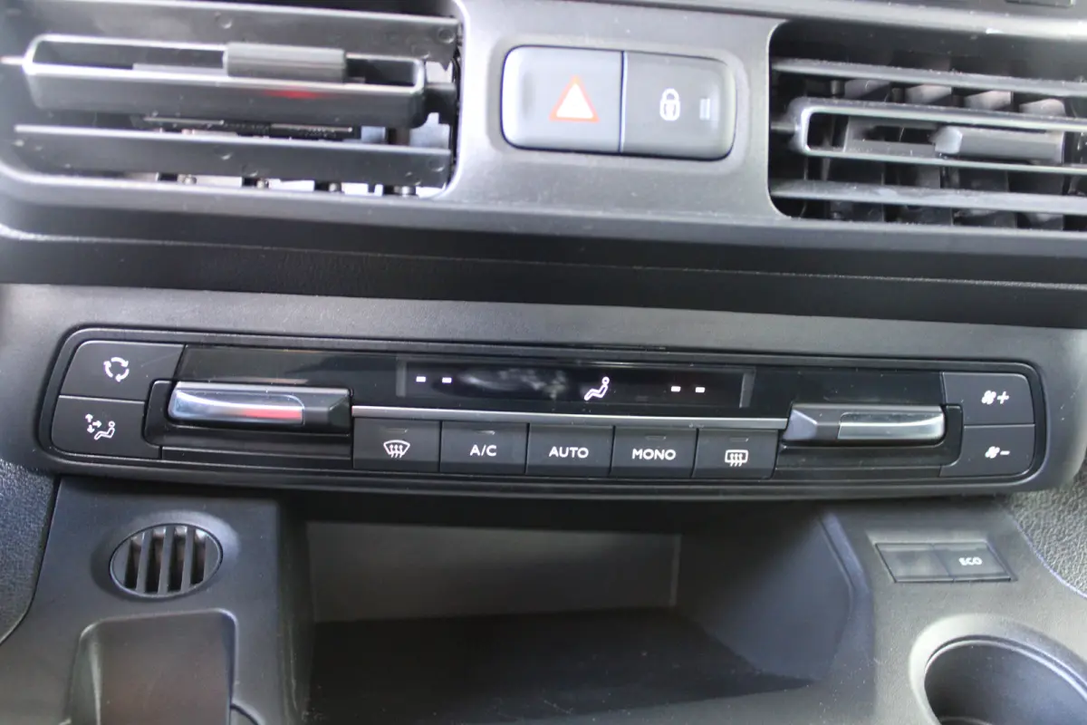 1.2 Turbo Active | 5-persoons | Dubbele schuifdeur | Navigatie | Camera | Climate control |