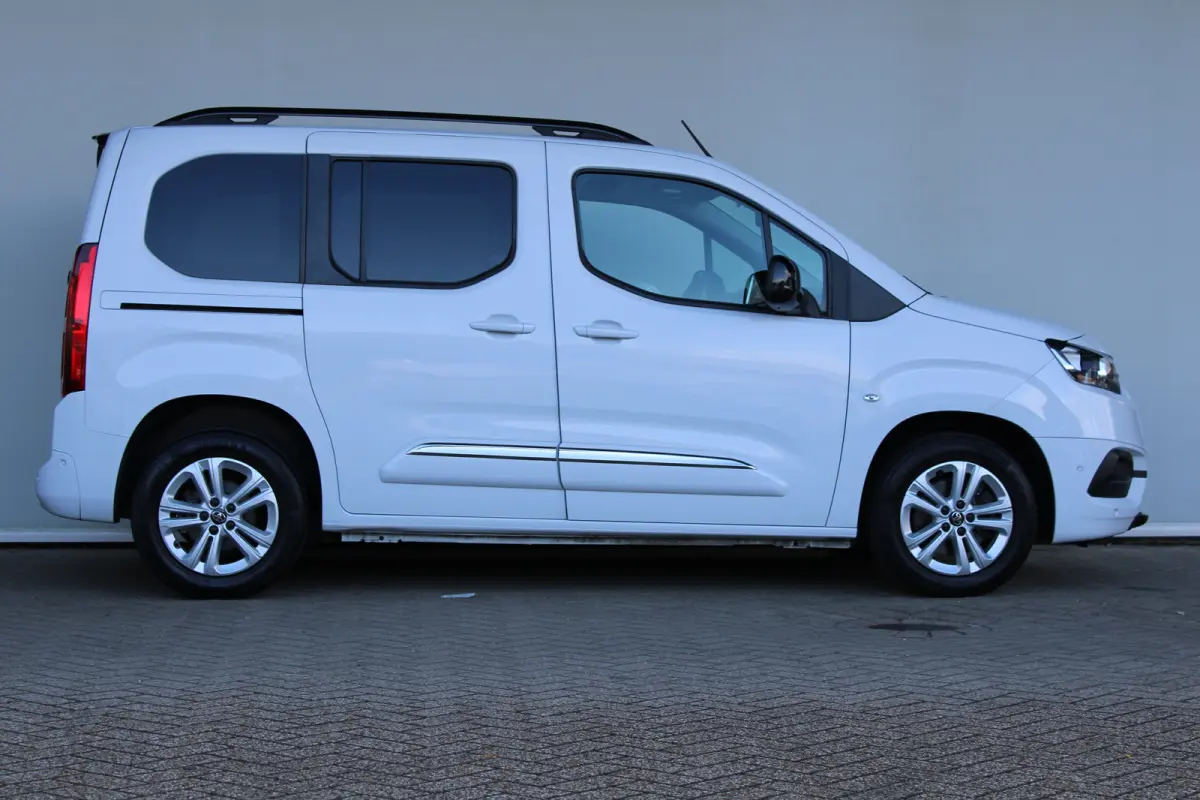 1.2 Turbo Active | 5-persoons | Dubbele schuifdeur | Navigatie | Camera | Climate control |