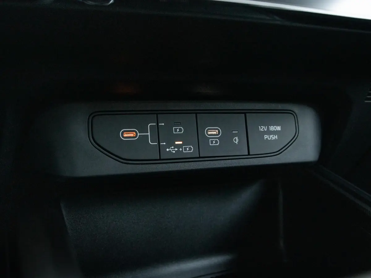 1.6 GDi Hybrid DynamicLine | Actieprijs* | Navi. | Clima. | Adapt. Cruise. | Achteruitrijcamera | Parkeersensoren | Dakrails