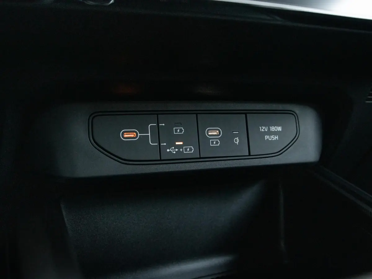 1.6 GDi Hybrid DynamicLine | Actieprijs* | Navi. | Clima. | Adapt. Cruise. | Achteruitrijcamera | Parkeersensoren | Dakrails