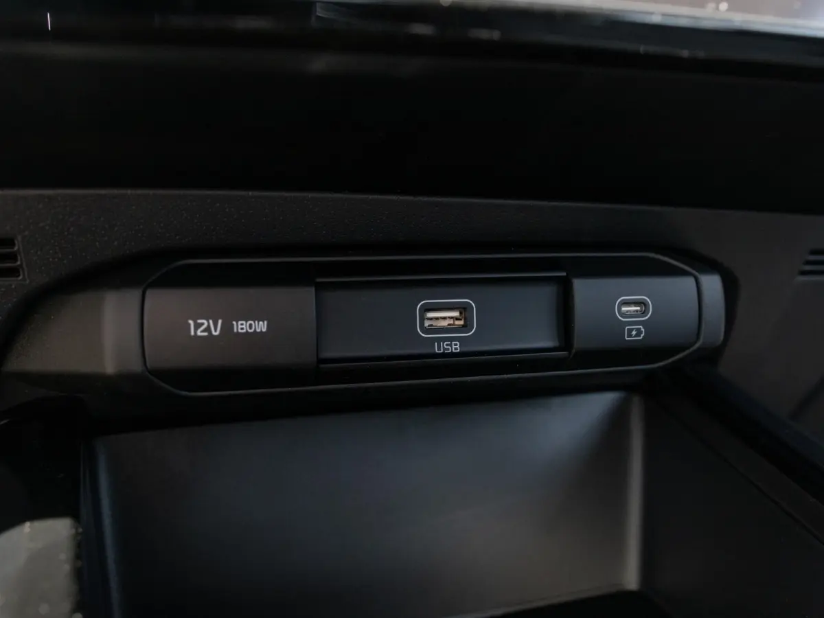 1.6 GDi Hybrid DynamicLine | Actieprijs* | Navi. | Clima. | Adapt. Cruise. | Achteruitrijcamera | Parkeersensoren | Dakrails