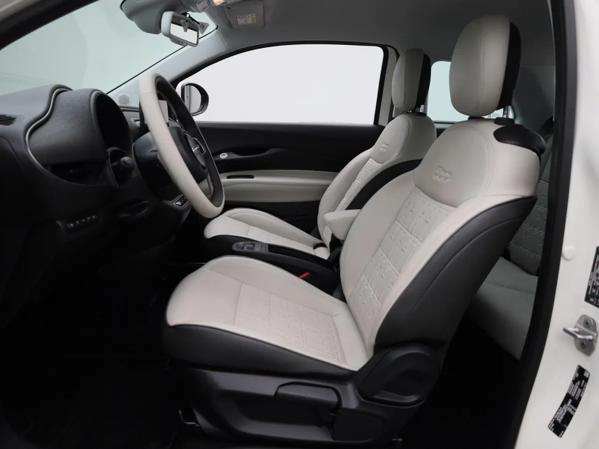 42 kWh La Prima by Bocelli | LEDER | NAVIGATIE | CAMERA | ADAPTIEF CRUISECONTROL | KEYLESS | LMV | DIGITAAL DASHBOARD |