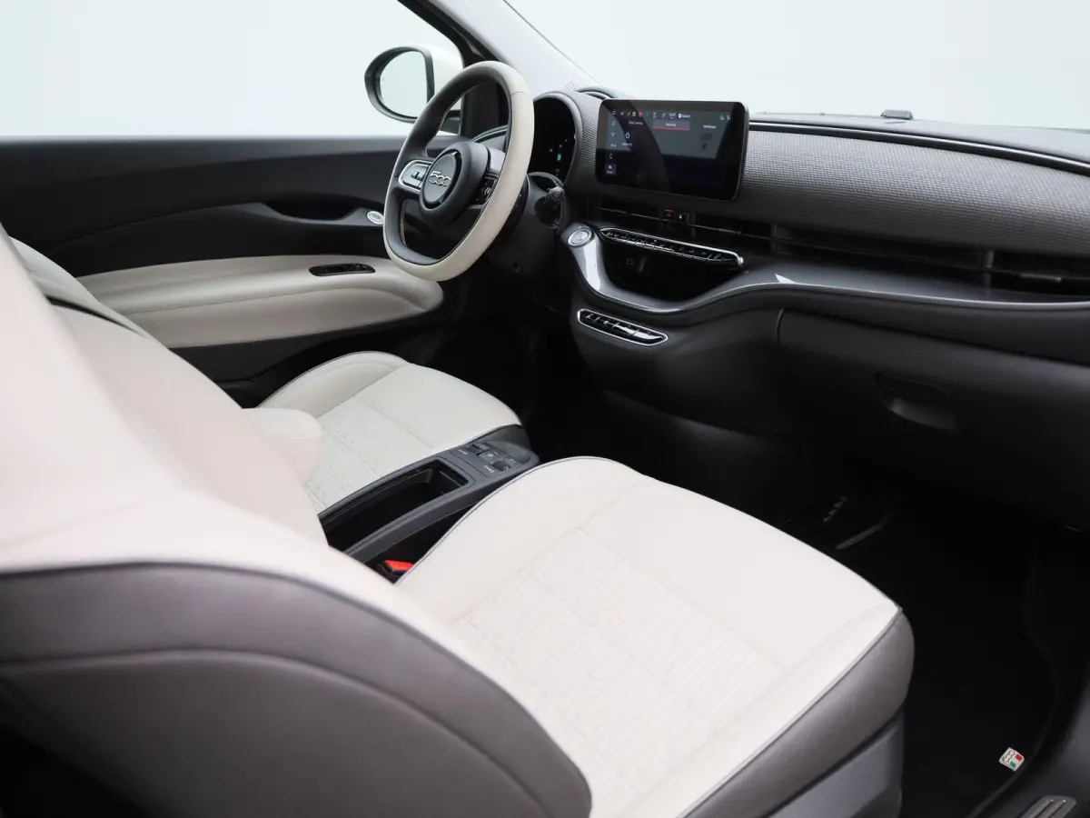 42 kWh La Prima by Bocelli | LEDER | NAVIGATIE | CAMERA | ADAPTIEF CRUISECONTROL | KEYLESS | LMV | DIGITAAL DASHBOARD |