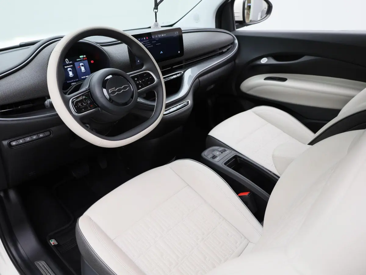 42 kWh La Prima by Bocelli | LEDER | NAVIGATIE | CAMERA | ADAPTIEF CRUISECONTROL | KEYLESS | LMV | DIGITAAL DASHBOARD |