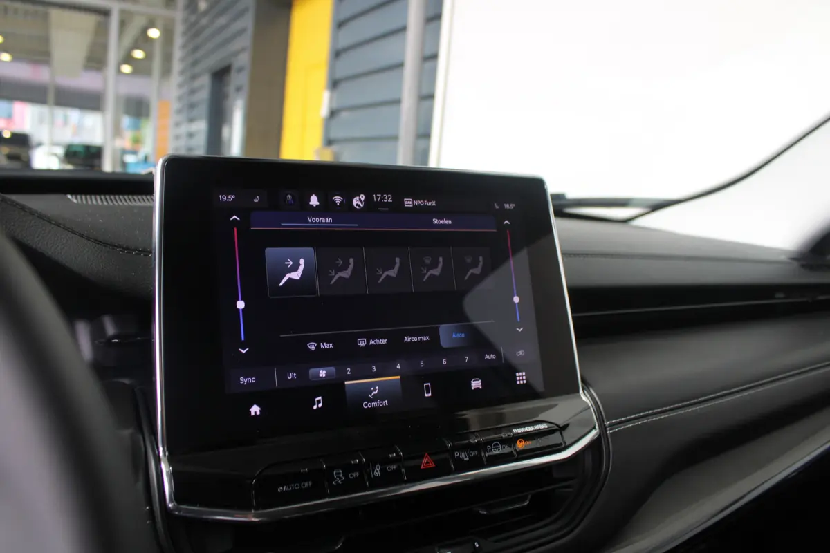 1.5T e-Hybrid S | Lederen bekleding | Camera | Apple Carplay & Android Auto | Climate Controle | Elektrisch verstelbare bestuurderstoel | Stoelverwarming |