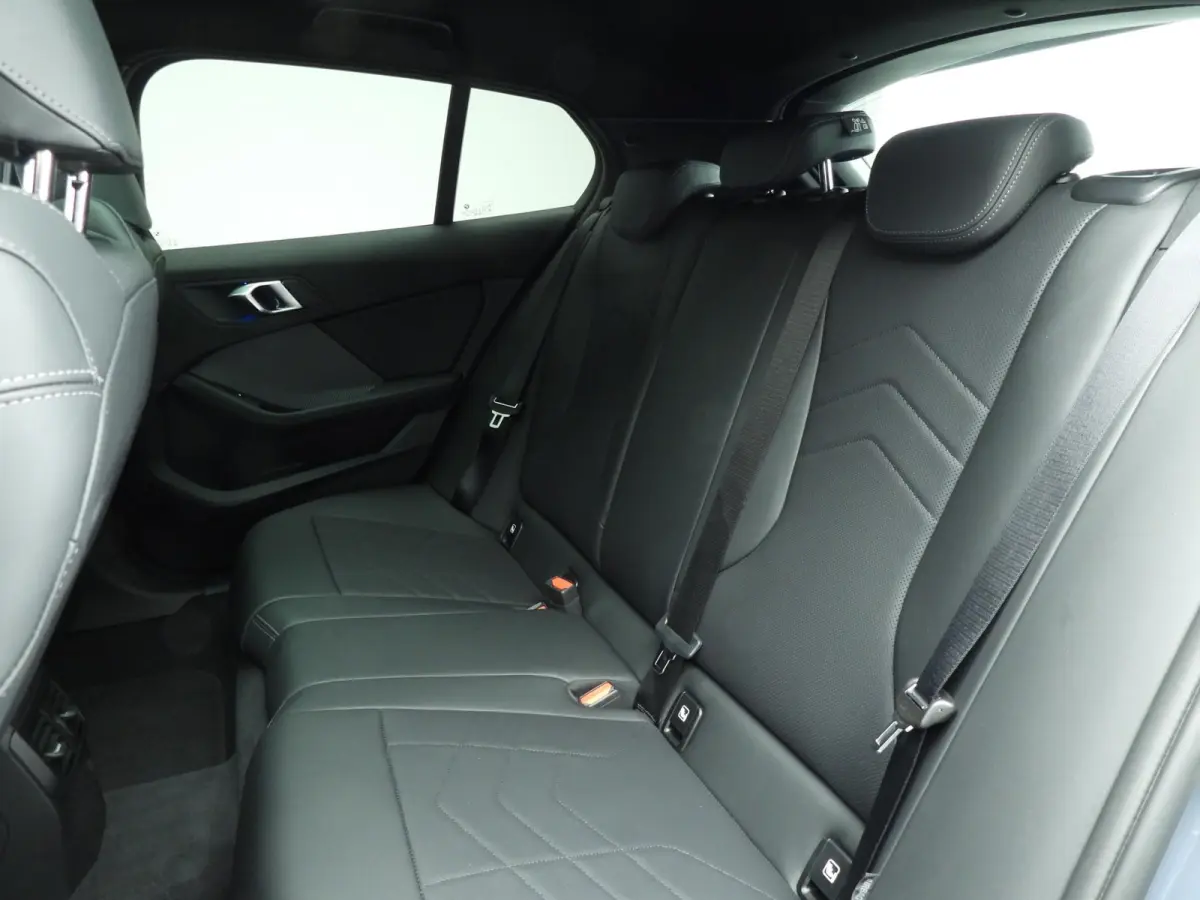 5-deurs M135 xDrive | M-Sportpakket | LED | Navigatie | Panoramadak | Elektr. zetels | DAB | Harman-kardon sound | Alu 19 inch