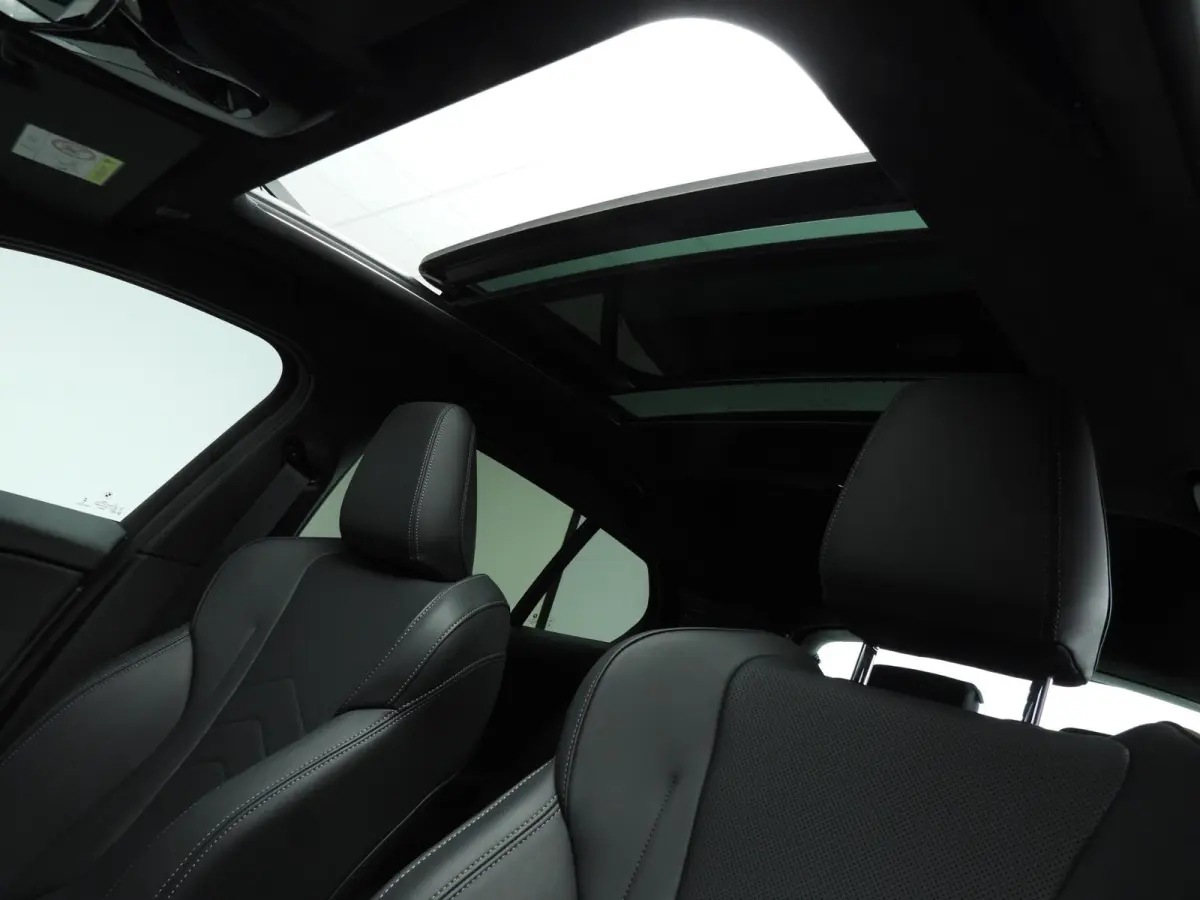 5-deurs M135 xDrive | M-Sportpakket | LED | Navigatie | Panoramadak | Elektr. zetels | DAB | Harman-kardon sound | Alu 19 inch