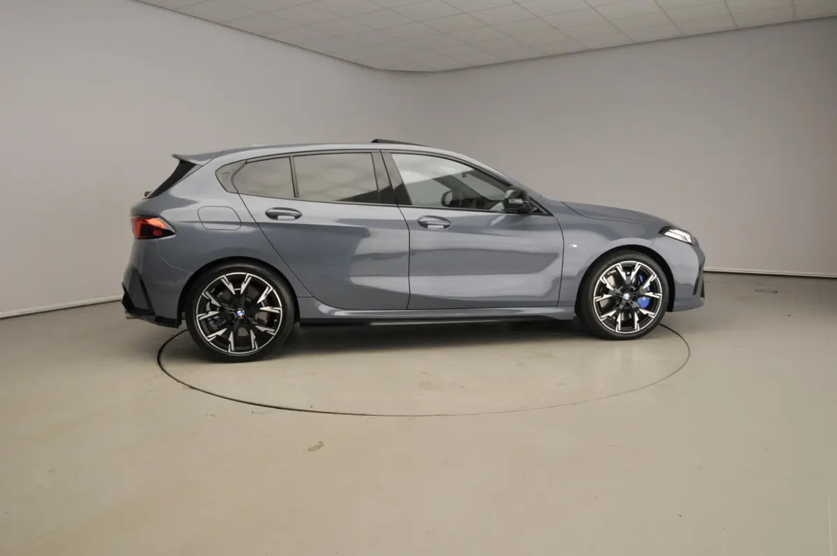 5-deurs M135 xDrive | M-Sportpakket | LED | Navigatie | Panoramadak | Elektr. zetels | DAB | Harman-kardon sound | Alu 19 inch