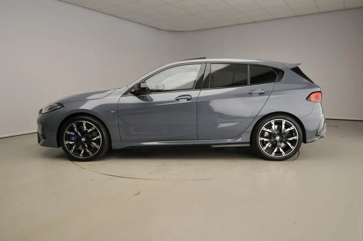 5-deurs M135 xDrive | M-Sportpakket | LED | Navigatie | Panoramadak | Elektr. zetels | DAB | Harman-kardon sound | Alu 19 inch