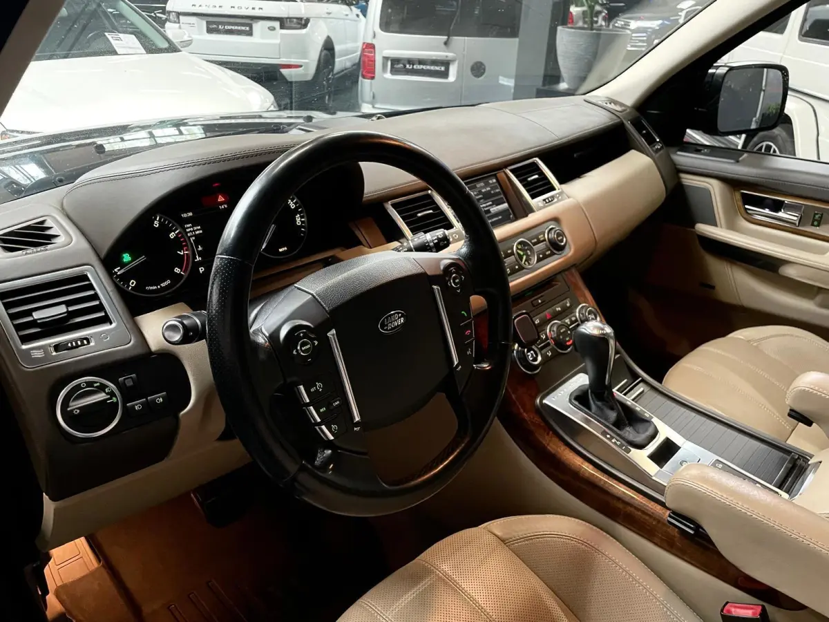 5.0 V8 Supercharged HSE Lux Black GLASDAK