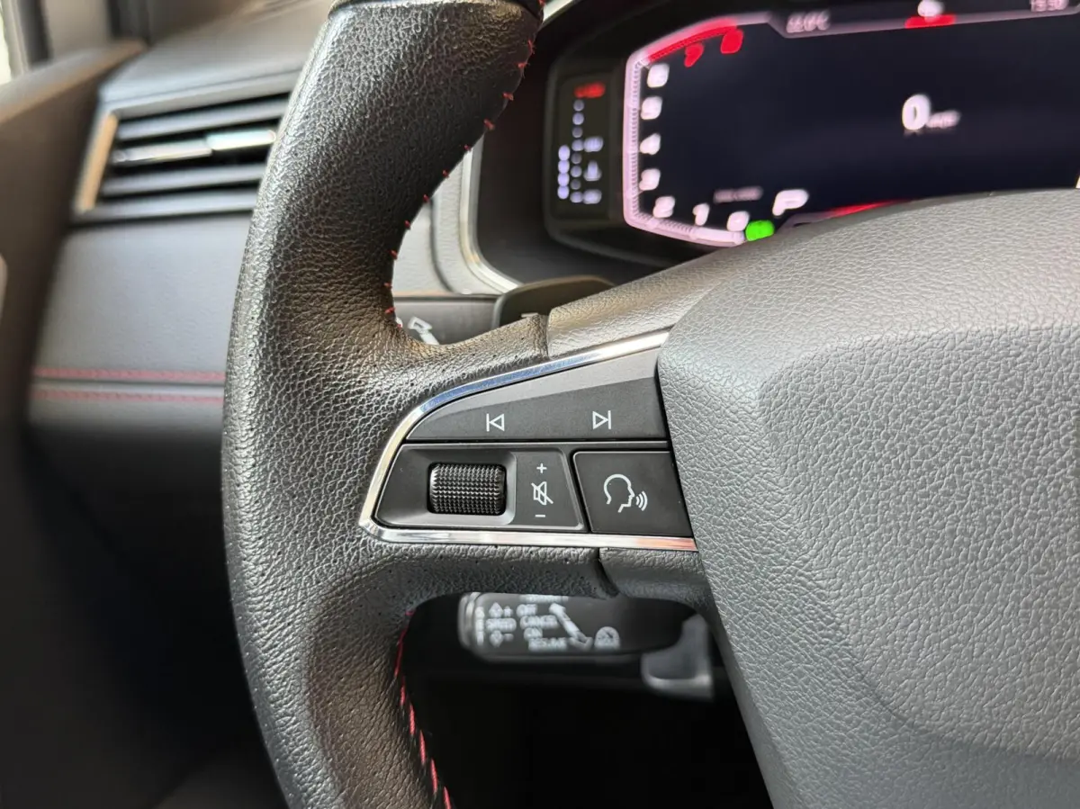1.0 TSI FR Business Intense Automaat | Alcantara bekleding | Achteruitrijcamera | Adaptieve cruise control | Apple CarPlay/Android Auto | Climate control | Navigatiesysteem | LED koplampen |
