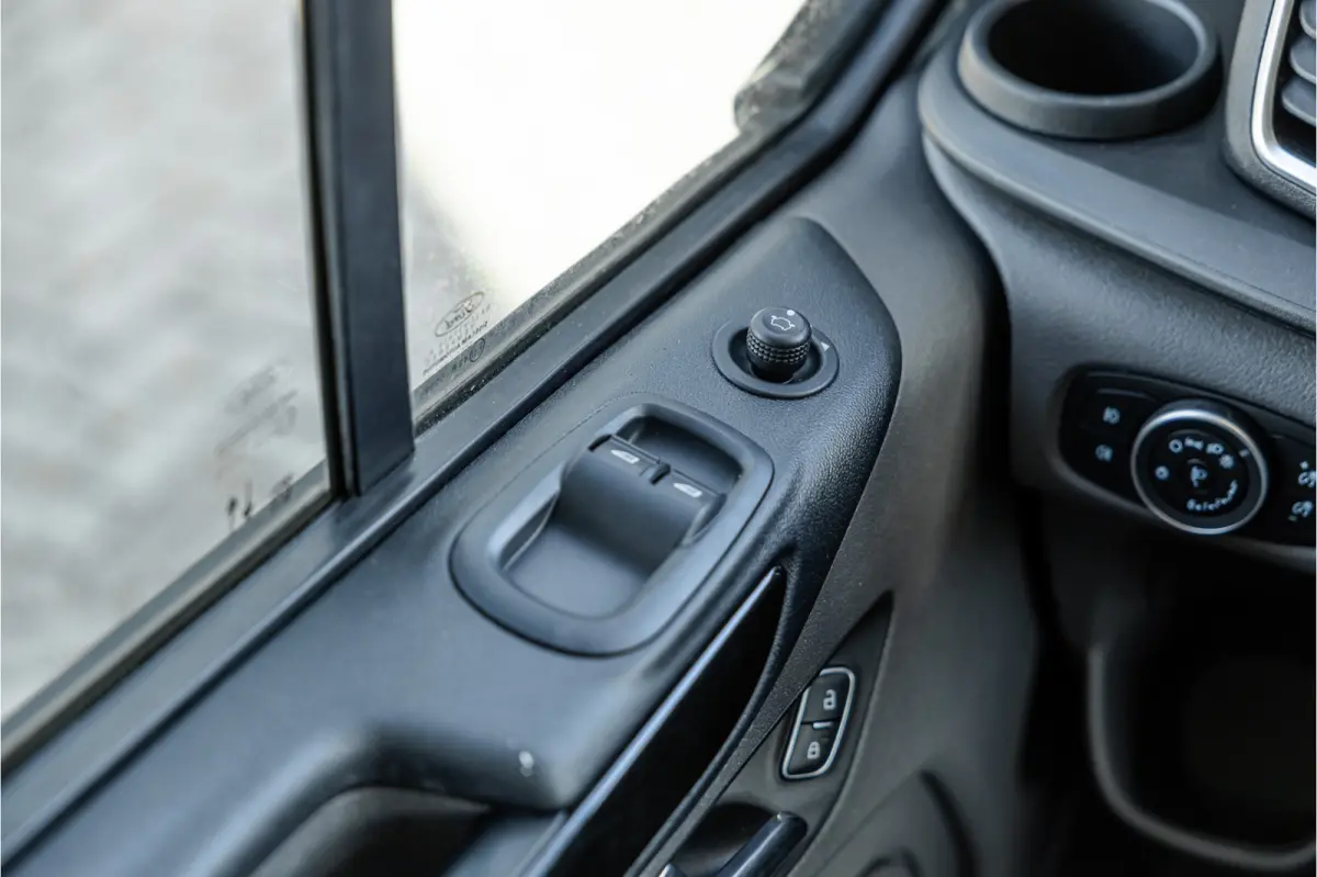 320 2.0 TDCI 170 PK L2H1 Limited DC | ACC | Navigatie | CarPlay | Camera | Trekhaak | Stoelverwarming | L+R Schuifdeur | Dodehoek | DAB | Dubbel cabine | Nieuwe APK | Euro 6