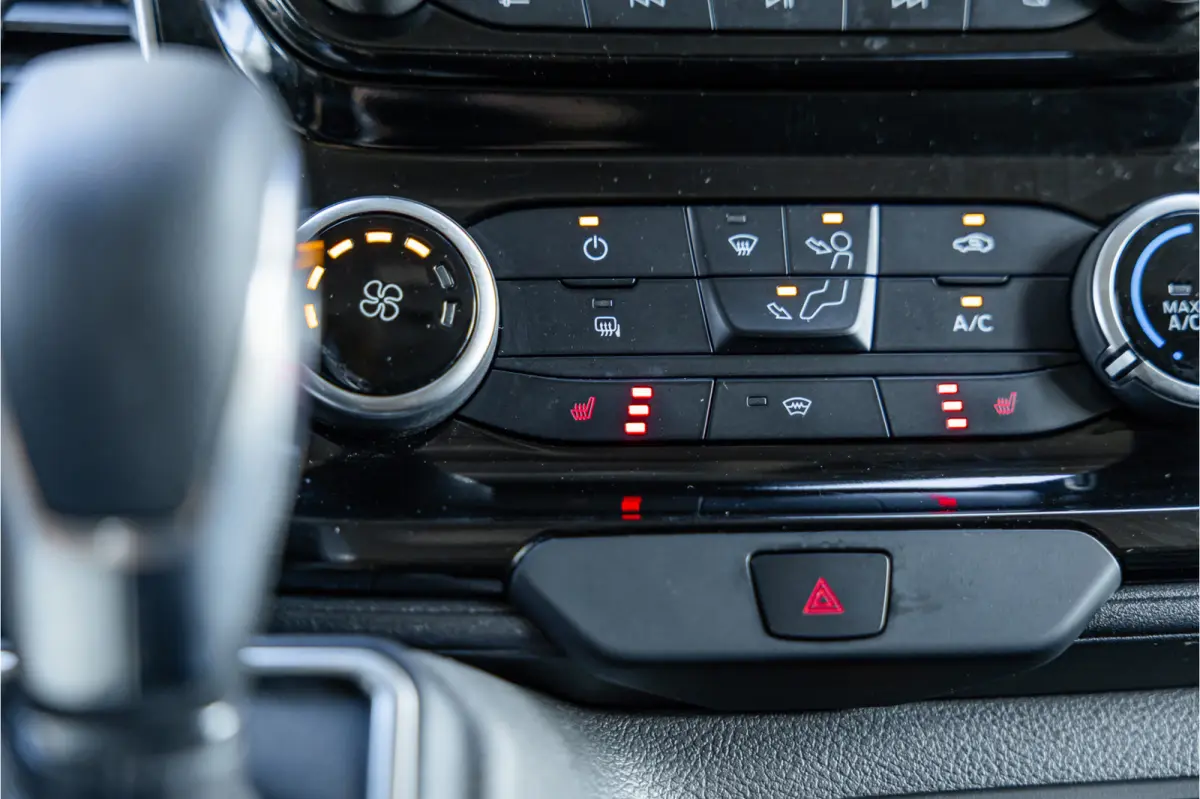 320 2.0 TDCI 170 PK L2H1 Limited DC | ACC | Navigatie | CarPlay | Camera | Trekhaak | Stoelverwarming | L+R Schuifdeur | Dodehoek | DAB | Dubbel cabine | Nieuwe APK | Euro 6