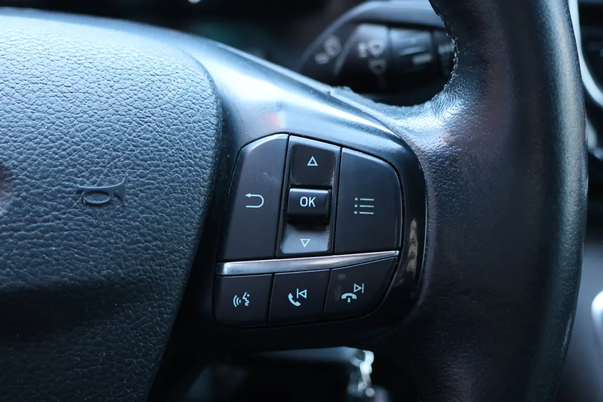 320 2.0 TDCI 170 PK L2H1 Limited DC | ACC | Navigatie | CarPlay | Camera | Trekhaak | Stoelverwarming | L+R Schuifdeur | Dodehoek | DAB | Dubbel cabine | Nieuwe APK | Euro 6