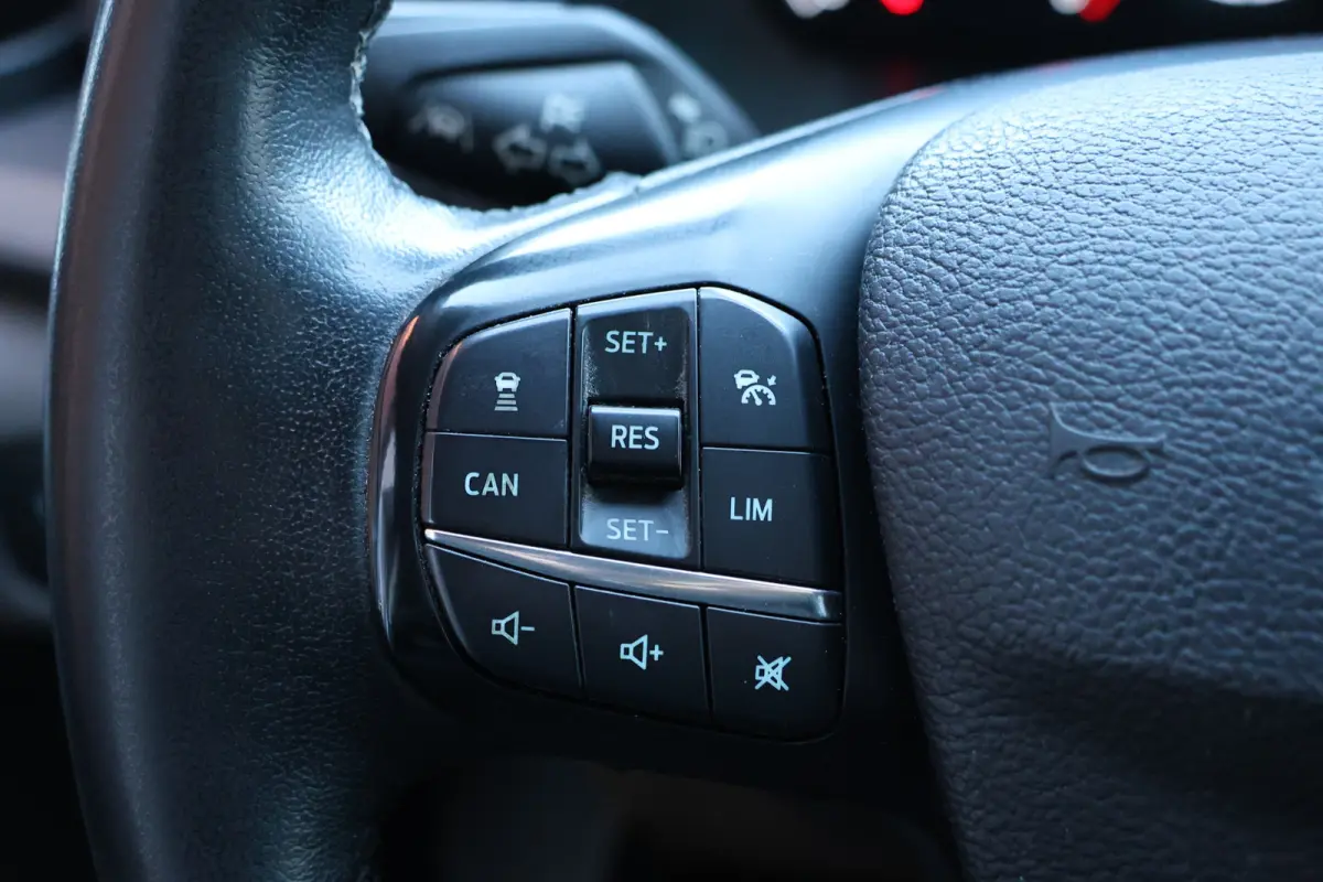 320 2.0 TDCI 170 PK L2H1 Limited DC | ACC | Navigatie | CarPlay | Camera | Trekhaak | Stoelverwarming | L+R Schuifdeur | Dodehoek | DAB | Dubbel cabine | Nieuwe APK | Euro 6