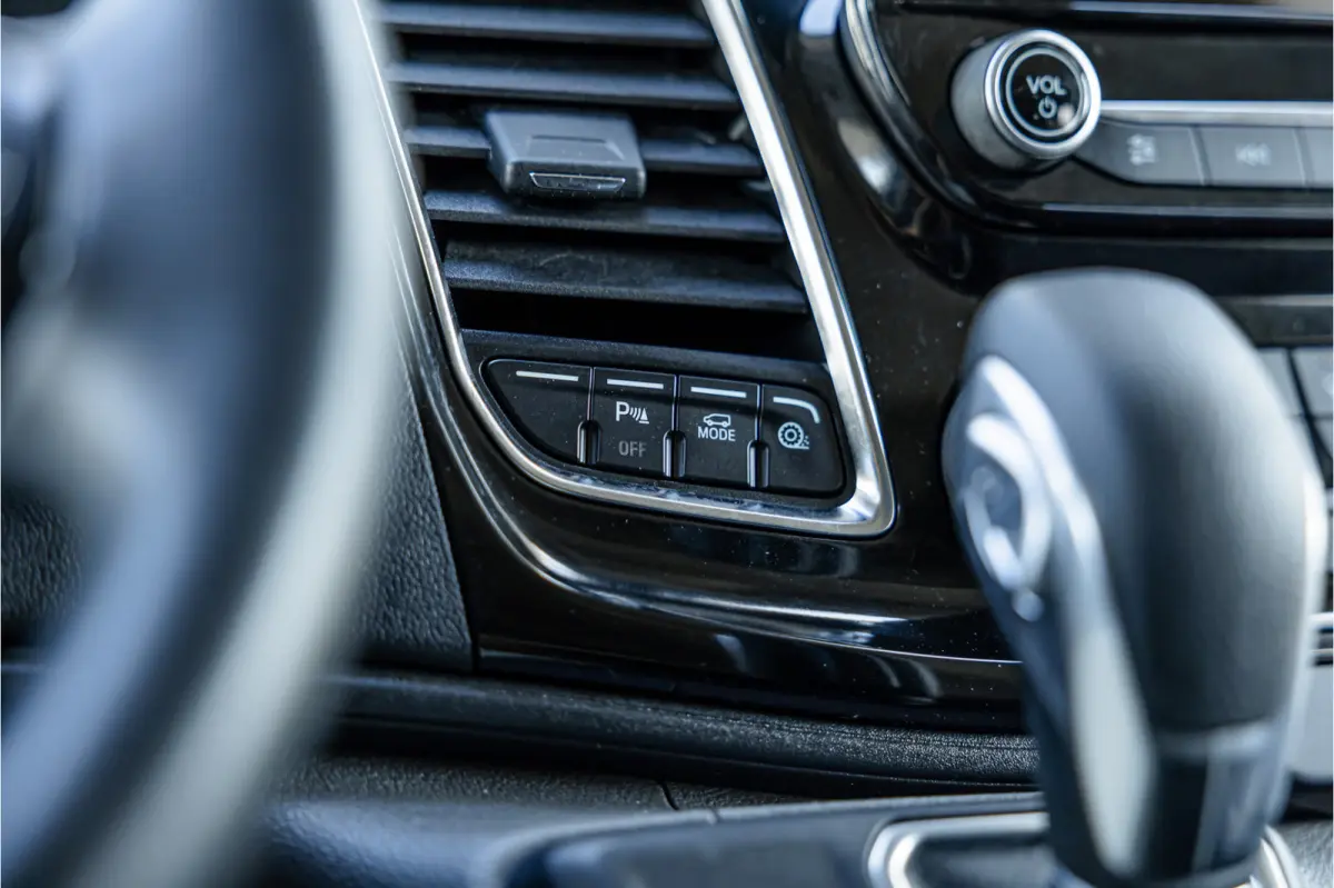 320 2.0 TDCI 170 PK L2H1 Limited DC | ACC | Navigatie | CarPlay | Camera | Trekhaak | Stoelverwarming | L+R Schuifdeur | Dodehoek | DAB | Dubbel cabine | Nieuwe APK | Euro 6