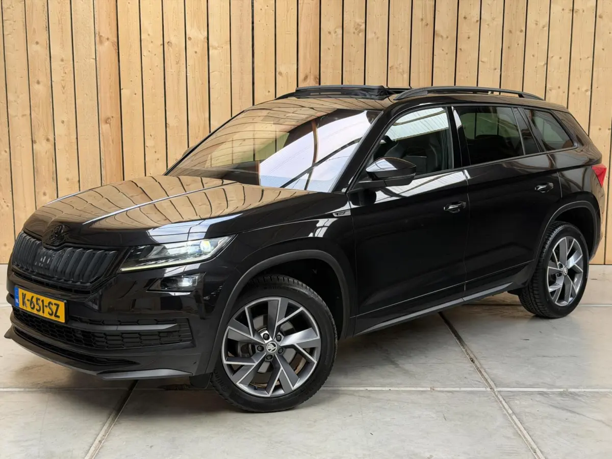 1.5 TSI Sportline Business 7 persoons Automaat | Achteruitrijcamera | Apple CarPlay/Android Auto | Cruise & climate control | LED koplampen | Navigatiesysteem groot | Voor- en achter stoelen