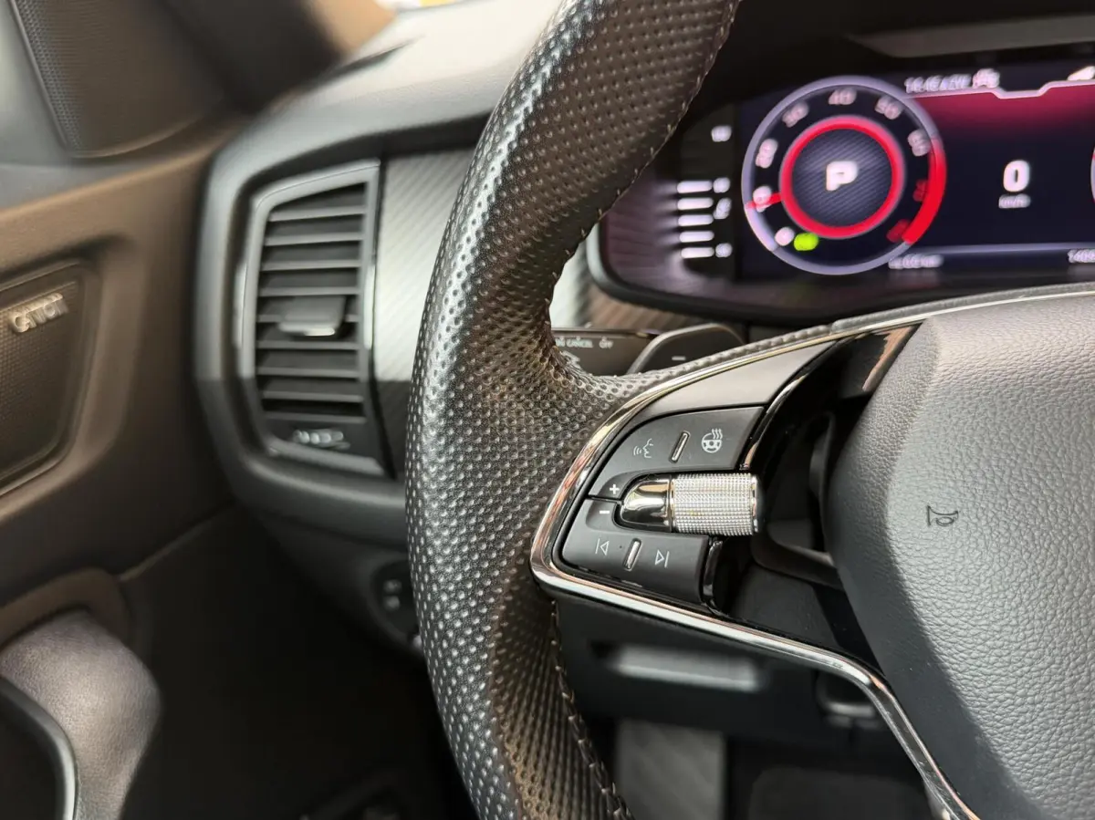 1.5 TSI Sportline Business 7 persoons Automaat | Achteruitrijcamera | Apple CarPlay/Android Auto | Cruise & climate control | LED koplampen | Navigatiesysteem groot | Voor- en achter stoelen